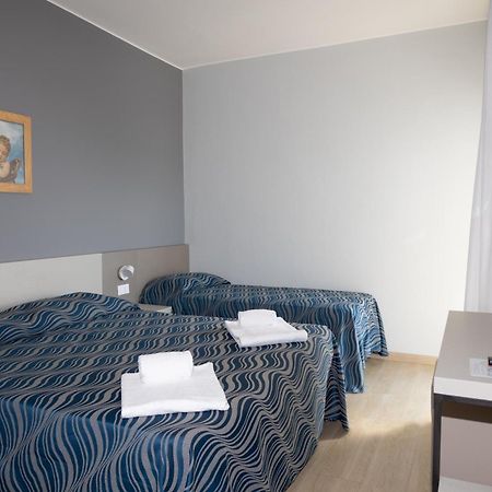 Hotel Nember Lido di Jesolo Exteriör bild